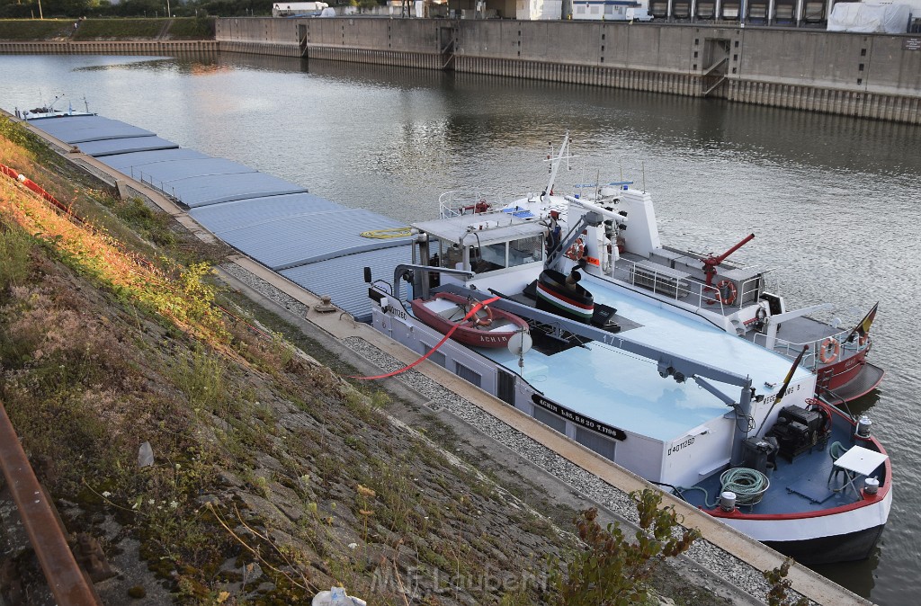 Havarie Wassereinbruch Motorraum beim Schiff Koeln Niehl Niehler Hafen P092.JPG - Miklos Laubert